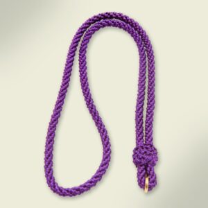 Cordón de seda morada. 39 cm.